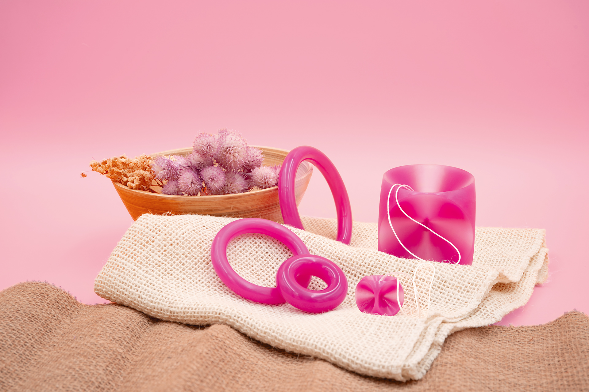 Verschiedene Sorten femicare Pessare sind dekorativ auf einem Tuch abgebildet.