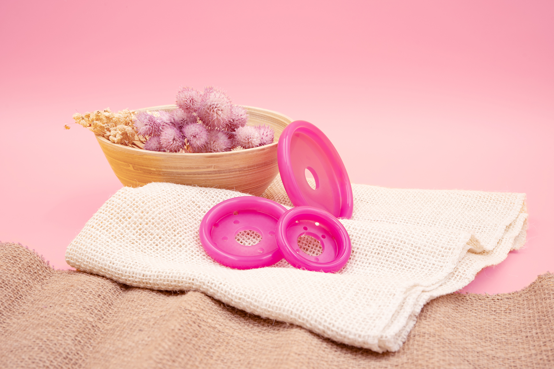 Verschiedene femicare Schalen-Pessare sind dekorativ auf einem Tuch abgebildet.