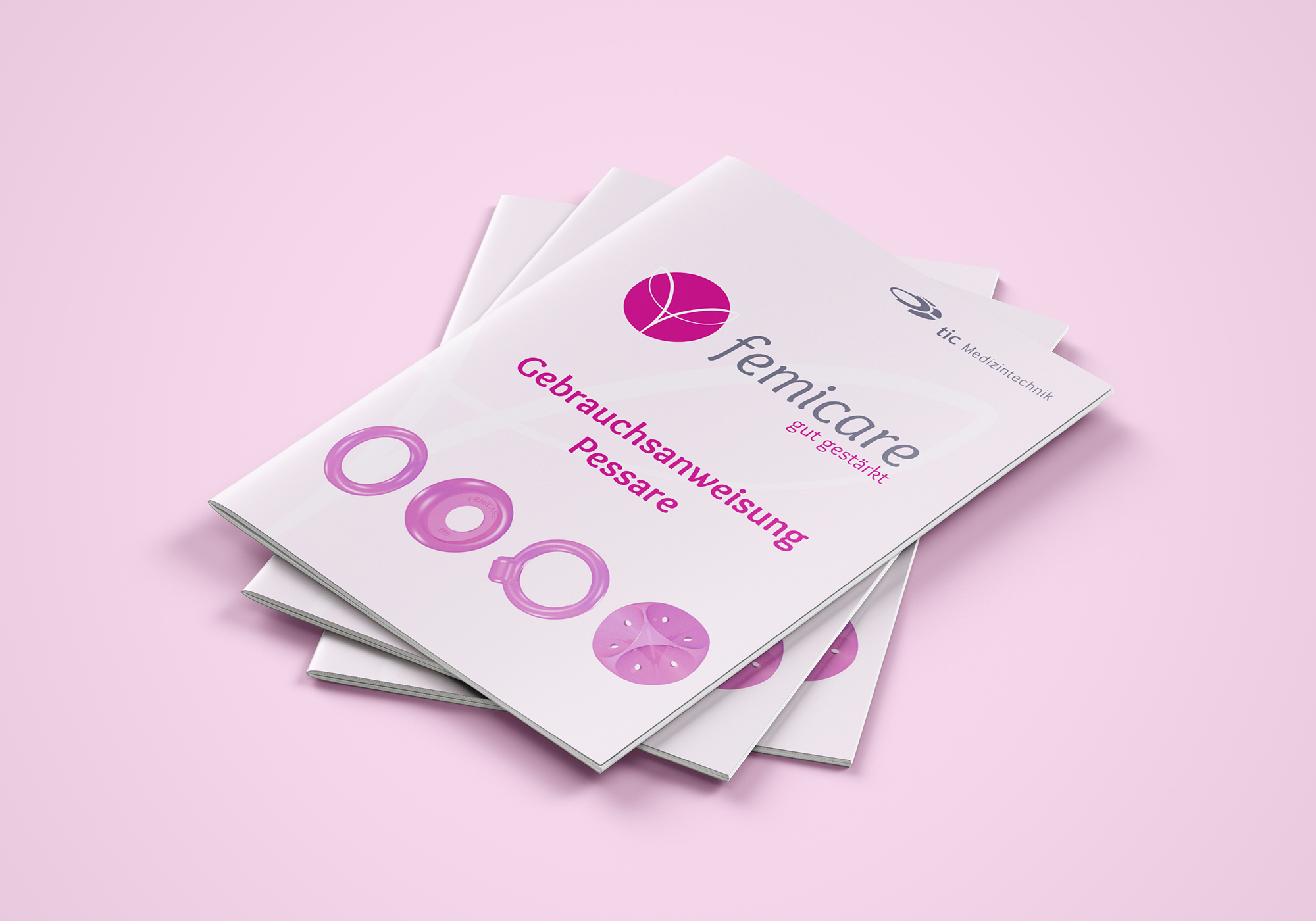 Ein paar Gebrauchsanweisungen für femicare Pessare liegen gestapelt übereinander.